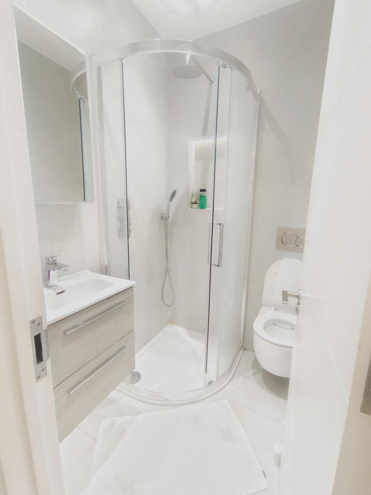 Contemporary 2 Bedroom In Appartement