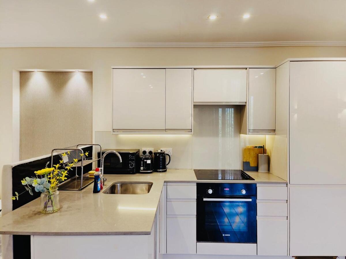 Contemporary 2 Bedroom In *
